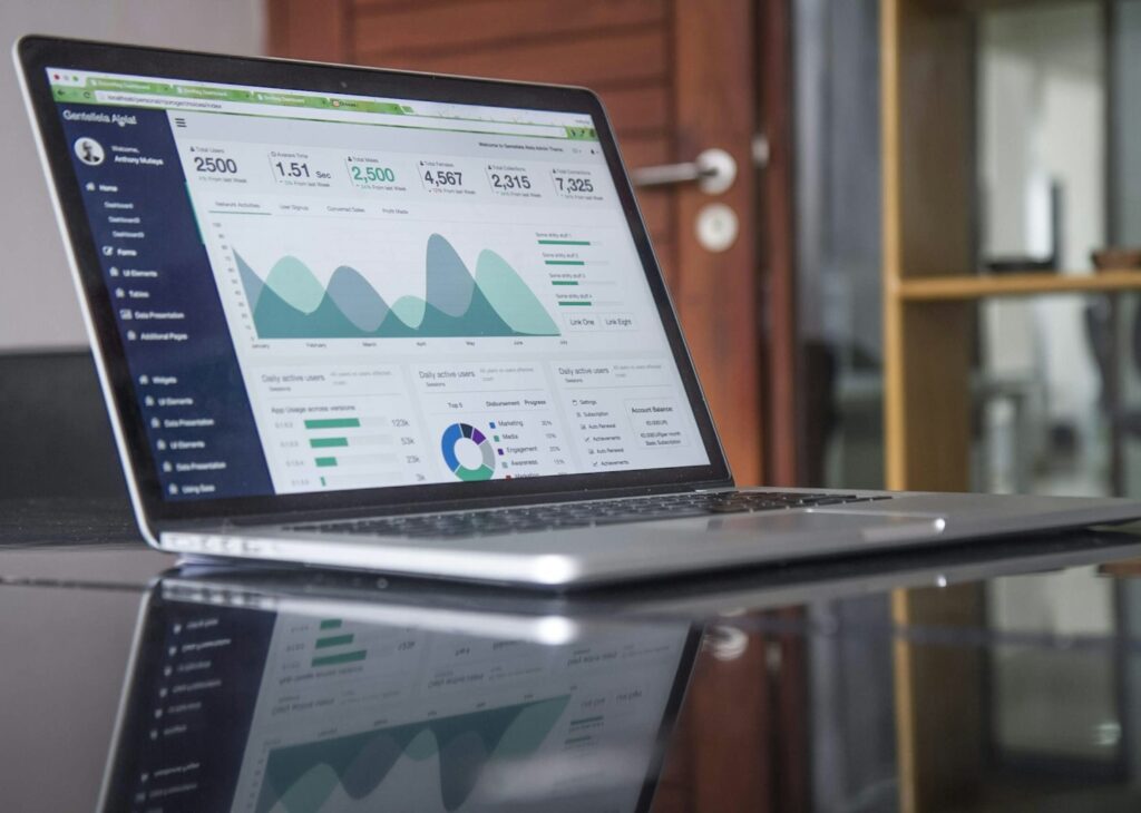 Laptop mit E-Commerce Dashboard und Statistiken zu Umsatz und KPIs.