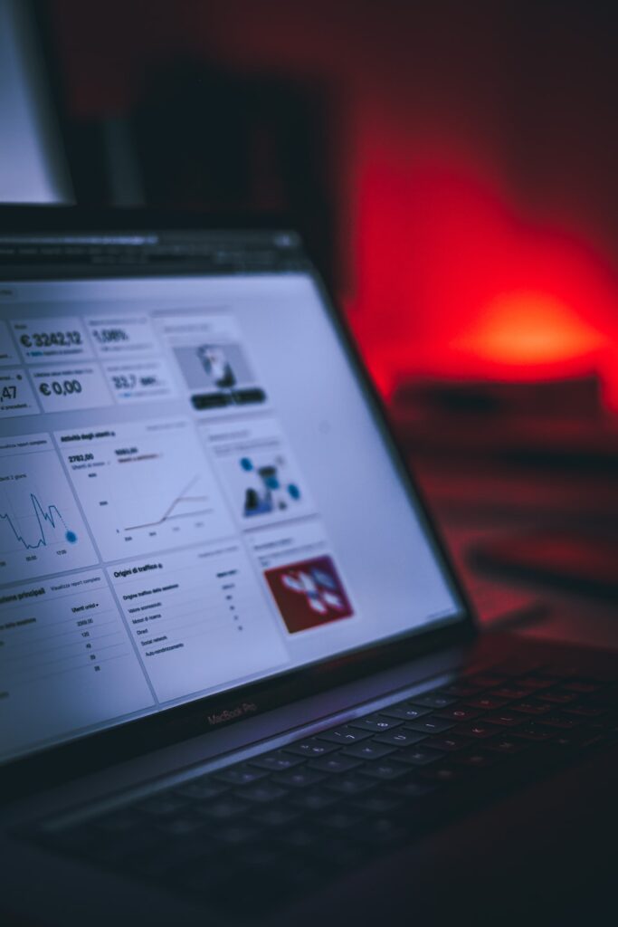 Foto von einem E-Commerce Dashboard in einem abgedunkeltem Zimmer. 